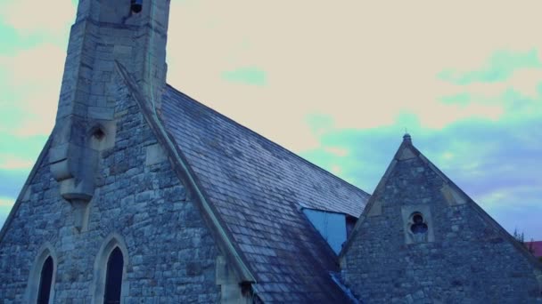 Imágenes de cerca de un dron de una hermosa iglesia inglesa y aguja al amanecer — Vídeos de Stock