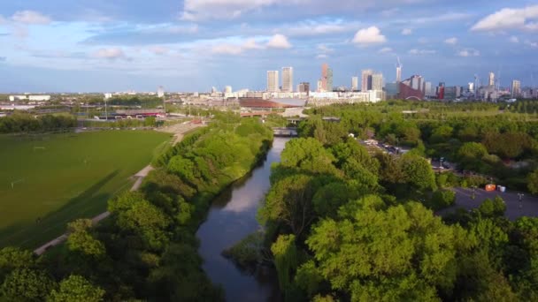 Drohnenaufnahme der Hackney Marshes und Blick auf die Skyline von London — Stockvideo