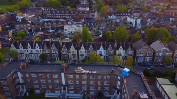 Rzędy domów w podmiejskim angielskim mieście o zachodzie słońca. South Croydon, Londyn, Wielka Brytania — Wideo stockowe