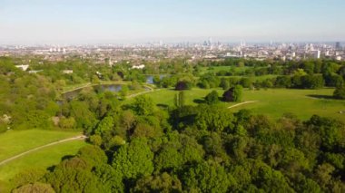 4K hava aracı Hampstead Heath, Londra, İngiltere üzerinde uçarken vuruldu.