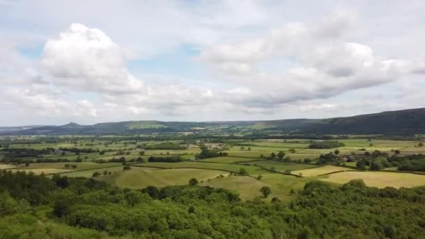 Hiperlapso aéreo de aviones no tripulados sobre campos de mosaicos en los páramos de Yorkshire — Vídeo de stock