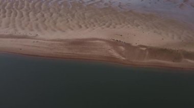 Hava aracı görüntüsü AONB Norfolk sahilinde kumlu su desenleri gösteriyor.