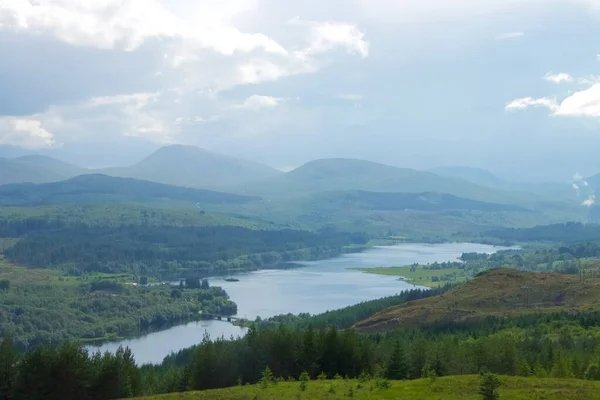 Blick auf ein schottisches Loch in den Highlands mit Bergen und Wolken — Stockfoto