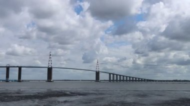 Fransa 'da Saint-Nazaire Köprüsü üzerindeki bulutların zamanı