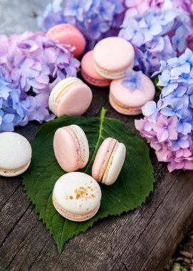macarons ahşap arka plan üzerinde