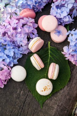 macarons ahşap arka plan üzerinde