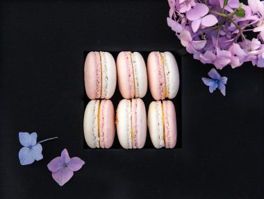 macarons çiçekli kutu