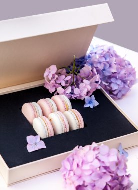 macarons çiçekli kutu