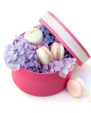 macarons kutusunda çiçekli