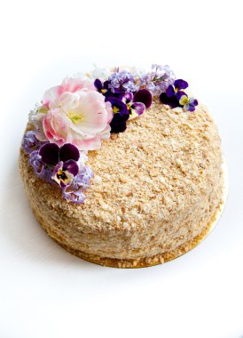 Çiçeklerle süslenmiş Napolyon kek