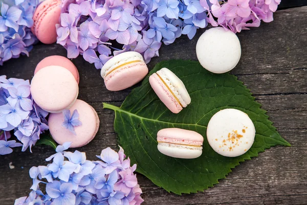 macarons ahşap arka plan üzerinde