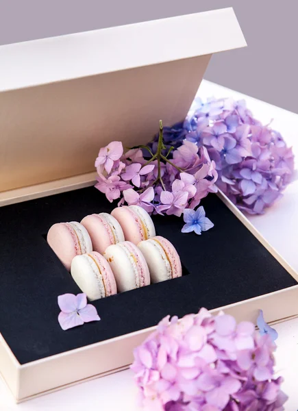 macarons çiçekli kutu