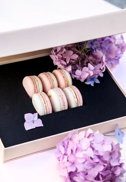 macarons çiçekli kutu