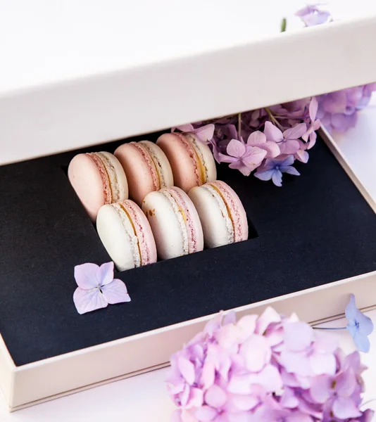 macarons çiçekli kutu