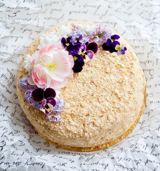 Çiçeklerle süslenmiş Napolyon kek