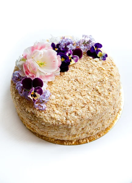 Gâteau Napoléon décoré de fleurs — Photo