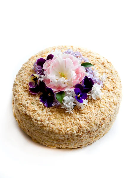 花で飾られたナポレオン ケーキ — ストック写真