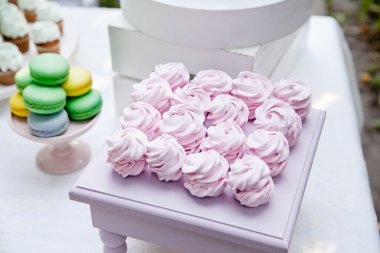 lokum gül tatlı tatlı tablo bir parçası olarak bir ahşap stand  