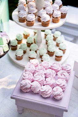 lokum gül tatlı tatlı tablo bir parçası olarak bir ahşap stand  