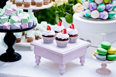 Bir ahşap stand çikolata cupcakes