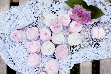  dantel masa örtüsü üzerinde hatmi