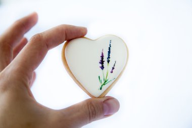 Vanilyalı kurabiye tutan el