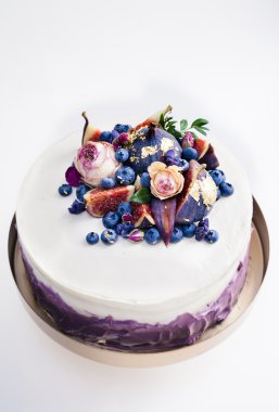 kek dekore edilmiş yaban mersini