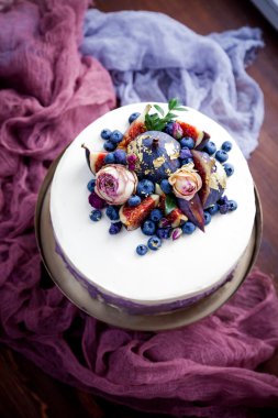 kek dekore edilmiş yaban mersini