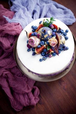 kek dekore edilmiş yaban mersini