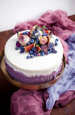 kek dekore edilmiş yaban mersini