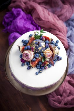 kek dekore edilmiş yaban mersini