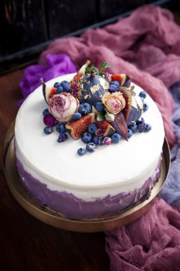 kek dekore edilmiş yaban mersini