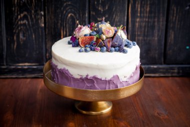 kek dekore edilmiş yaban mersini