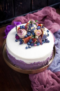 kek dekore edilmiş yaban mersini