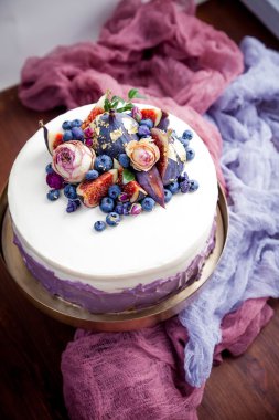 kek dekore edilmiş yaban mersini