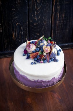 kek dekore edilmiş yaban mersini