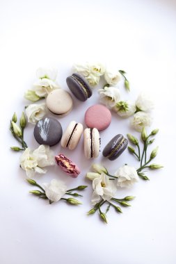 macaroons çiçeklerle dekorasyon olarak