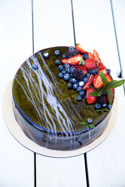 木製の背景のケーキ — ストック写真
