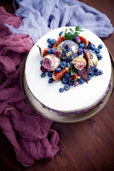 kek dekore edilmiş yaban mersini