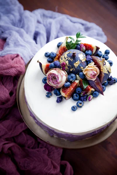 kek dekore edilmiş yaban mersini