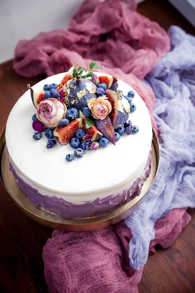 kek dekore edilmiş yaban mersini