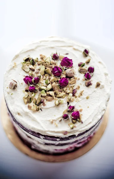 Kuchen mit trockener Teerose — Stockfoto