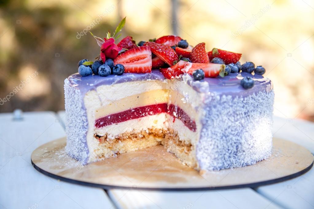 Bolo moderno feliz aniversário com frutas figo