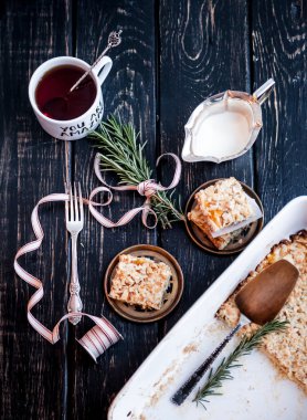  badem kayısı pasta üzerinde