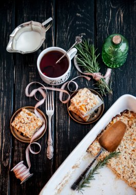  badem kayısı pasta üzerinde