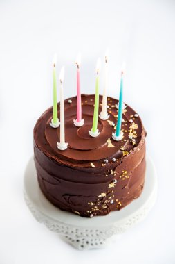 doğum günü mumları ile çikolatalı kek