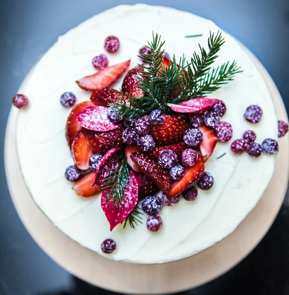 Зимний торт с клубникой — стоковое фото