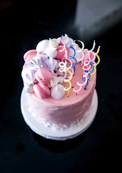 Bolo de aniversário com merengue — Fotografia de Stock