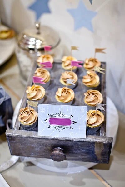 Cupcakes on a wooden stand — Stock Photo, Image