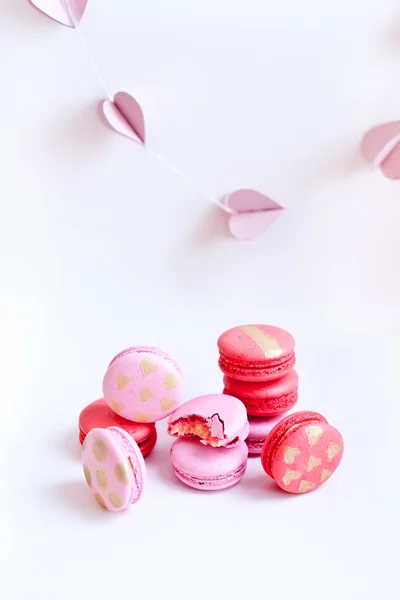 Macarons with paper hearts garland — Stock Photo, Image